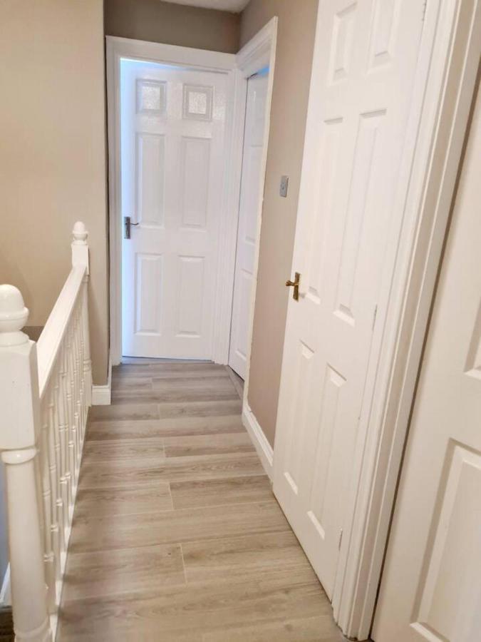 Modern & Spacious - Walk To Excel- Parking Vakantiehuis Londen