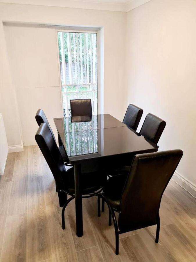 Modern & Spacious - Walk To Excel- Parking * Londen