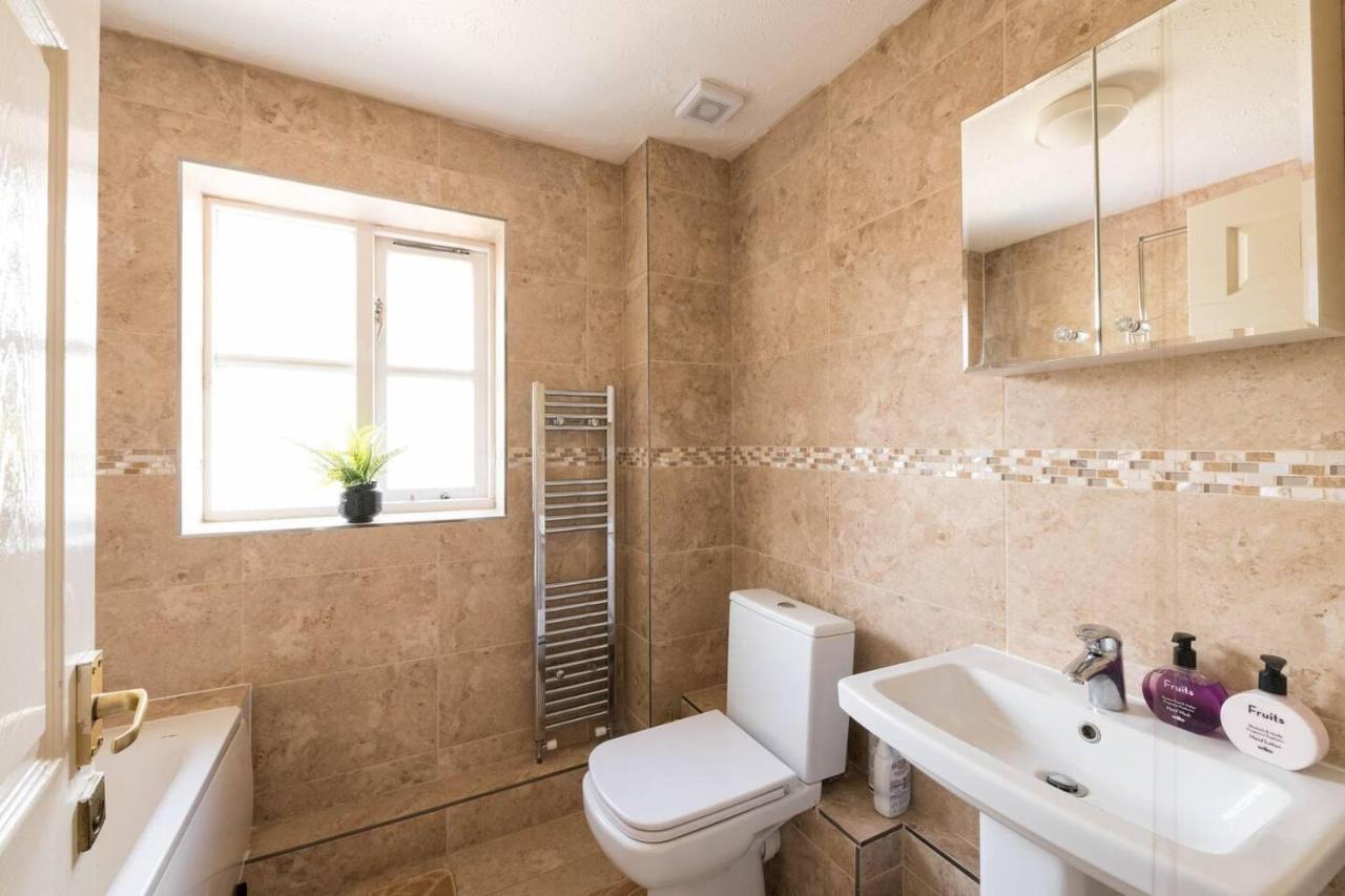 Vakantiehuis Modern & Spacious - Walk To Excel- Parking *