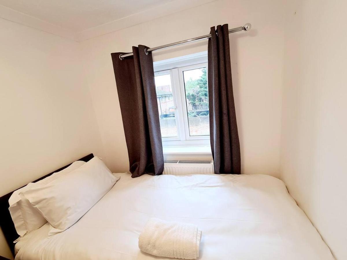 Modern & Spacious - Walk To Excel- Parking Londen