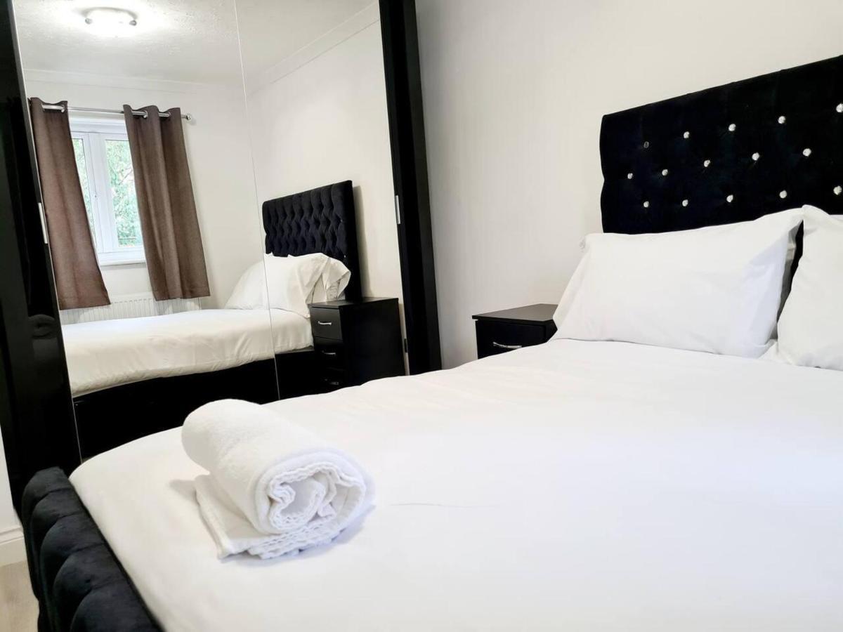 Modern & Spacious - Walk To Excel- Parking Vakantiehuis Londen