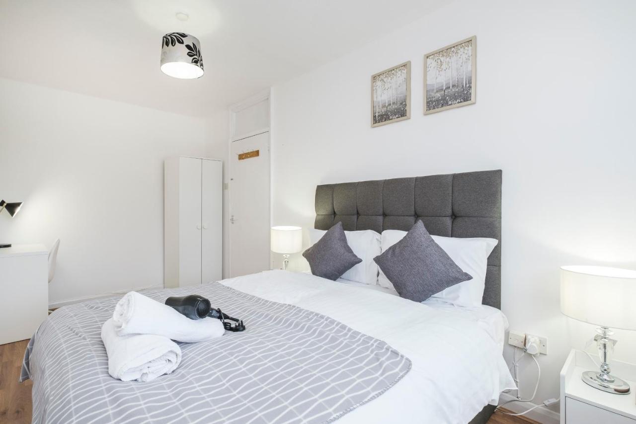 Spacious 3 Bed 1 Bath Hse W Guest Toilet W Parking Near Excel - E16 * London