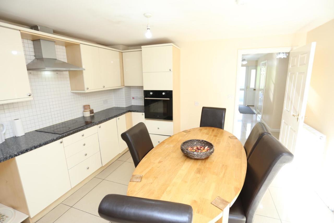 Сasa de vacaciones Lovely 4 Bed House