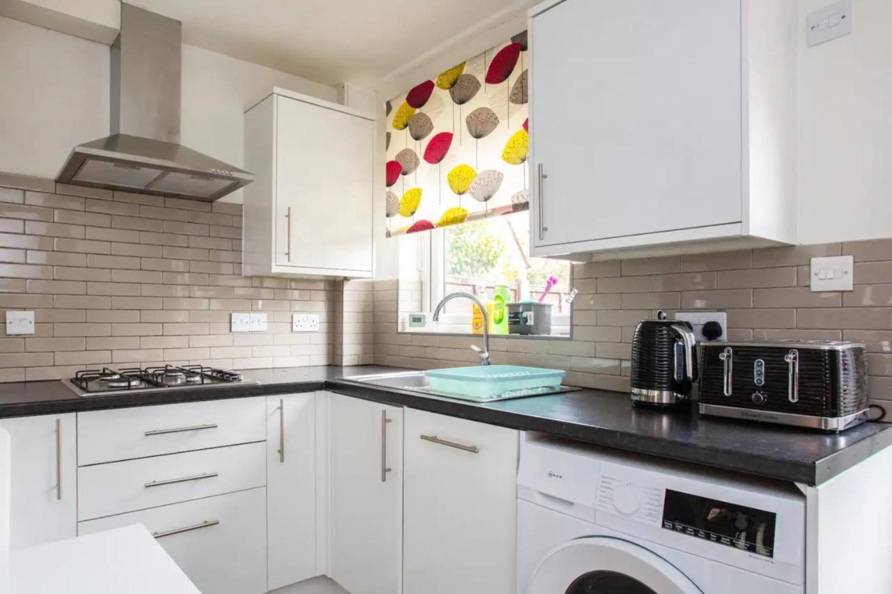 Charming 3 Bedroom With Garden In Peaceful Surrey Quays Londen