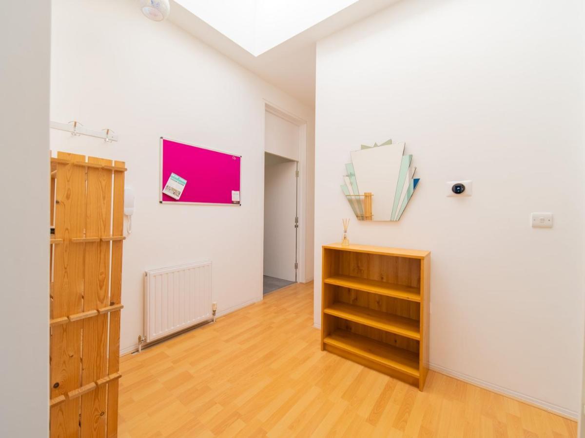 Pass The Keys - Spacious Flat, Royal Docks, Appartement Londen