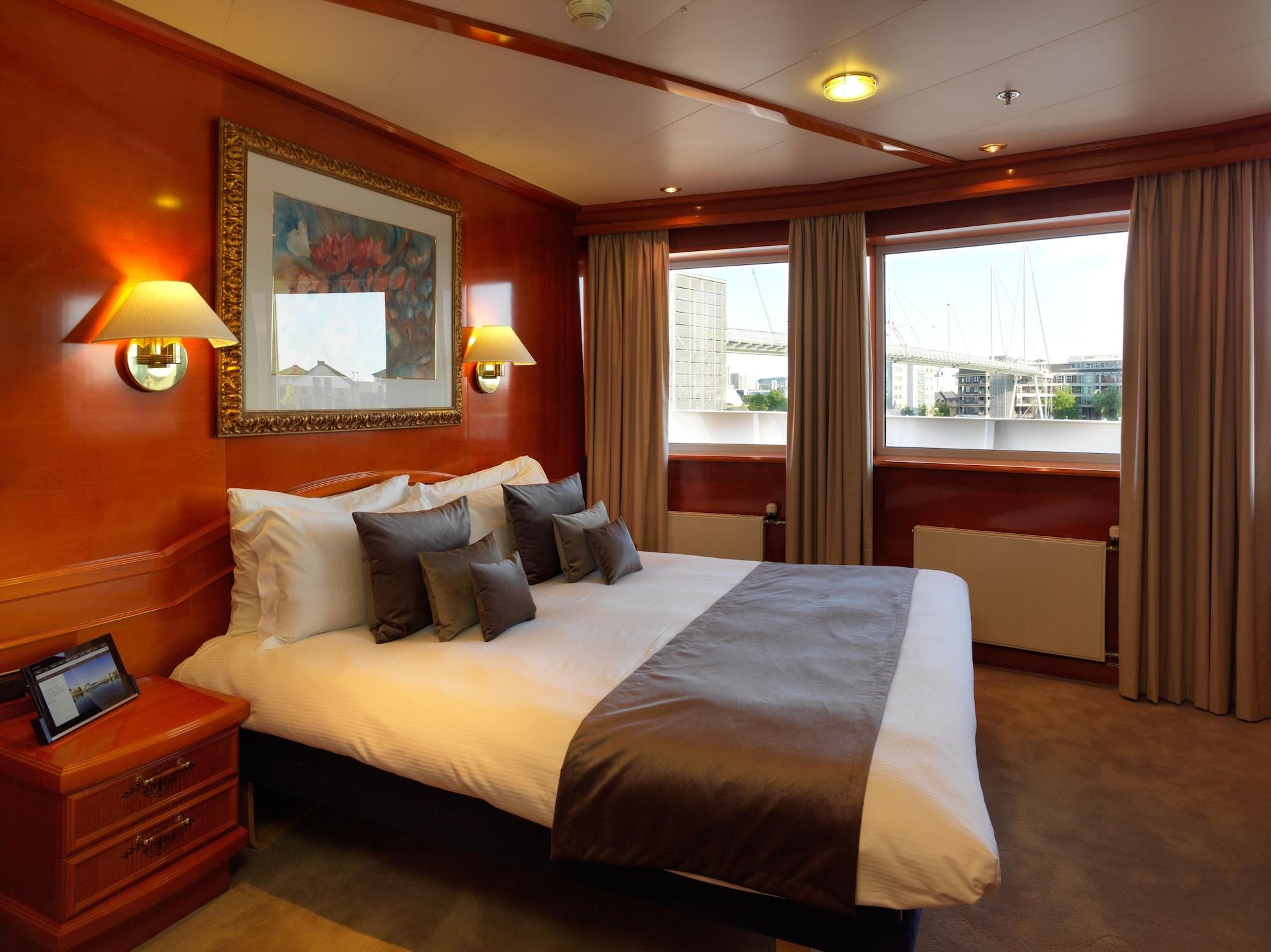 Sunborn Yacht Hotel London