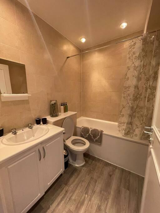2 Bed Flat Outside Liverpool Street Station! * London