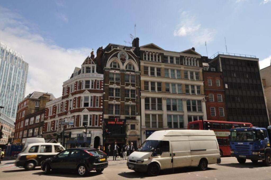 2 Bed Flat Outside Liverpool Street Station! * London