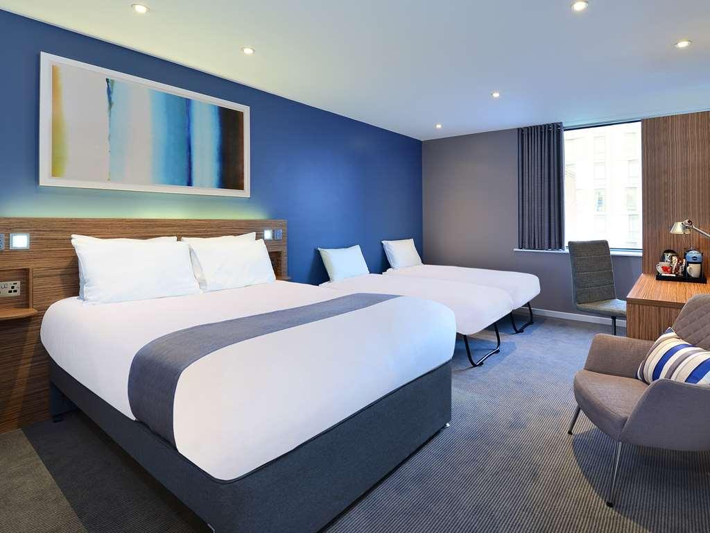 Travelodge Airport 3*