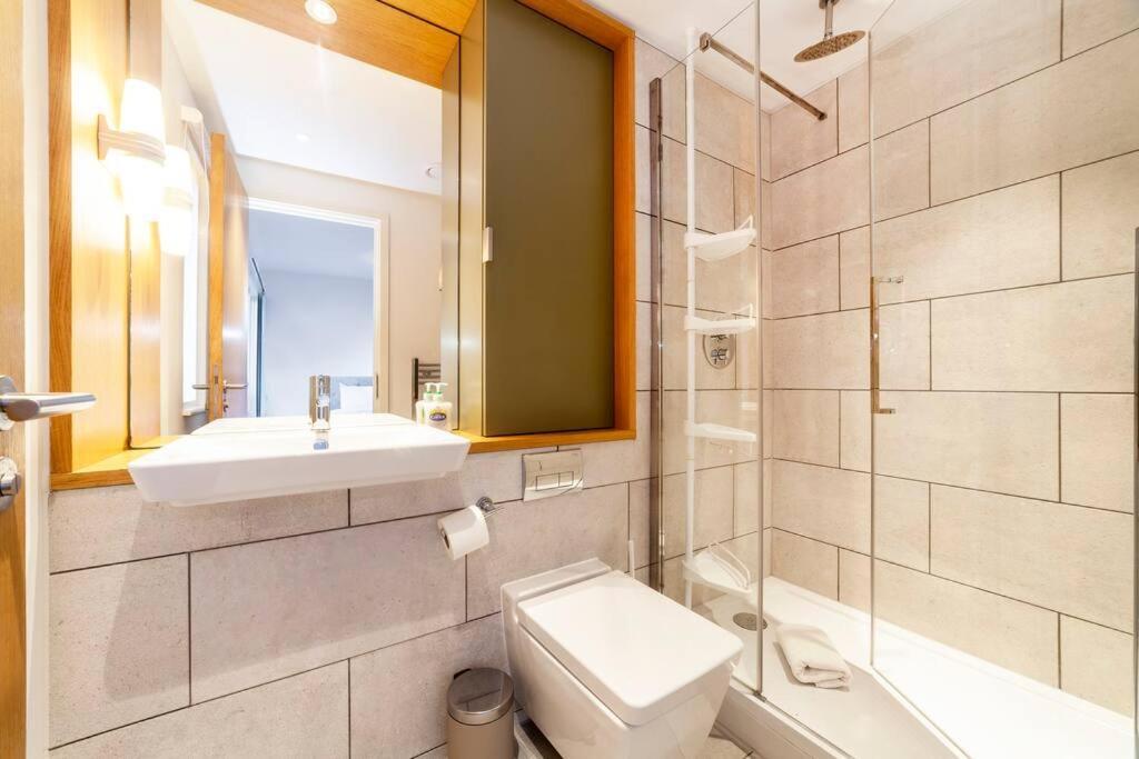 Stunning New 3 Bdr Duplex Wbalcony, East Leilighet *