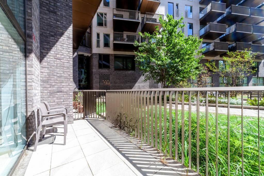 Stunning New 3 Bdr Duplex Wbalcony, East Leilighet London