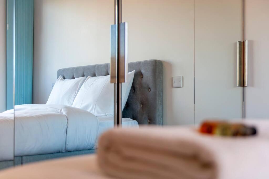 Stunning New 3 Bdr Duplex Wbalcony, East Leilighet London