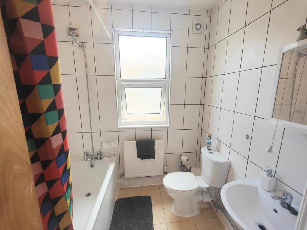 Lovely 3 Bedroom Serviced In Leytonstone Londen