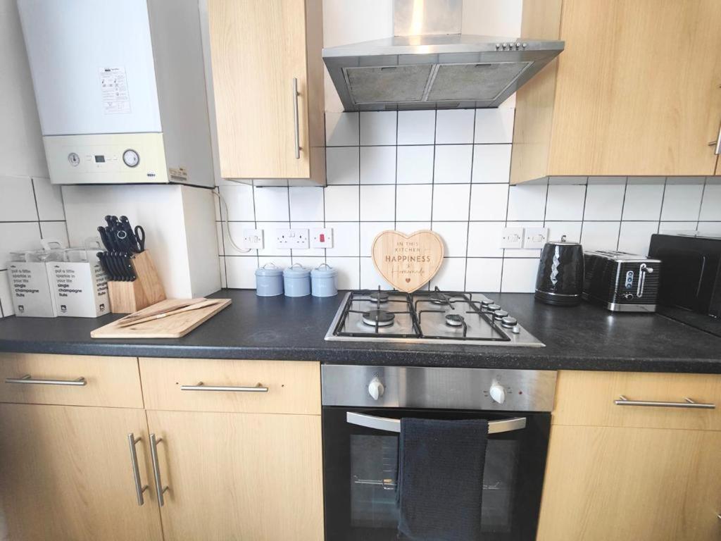 Lovely 3 Bedroom Serviced In Leytonstone Appartement Londen