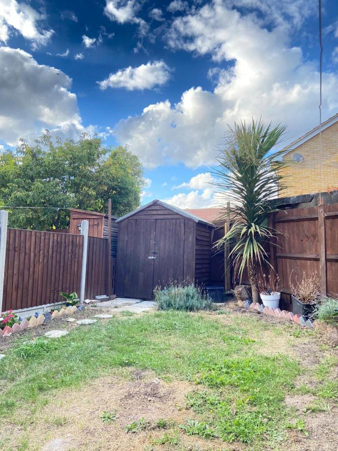 Stunning 3 Bedroom Family House In London, Private Parking And Garden, With Great Transport Links To London, The Excel Centre, Canary Wharf, The O2! Holiday home