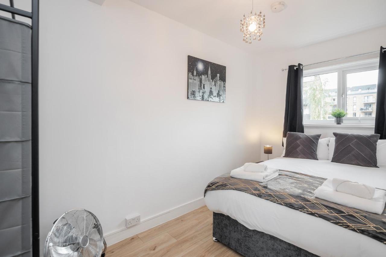 Holiday home Carlile House - 5 Bedroom, Sleeps 8, Free Parking, 2 Bathrooms By Damask Homes *