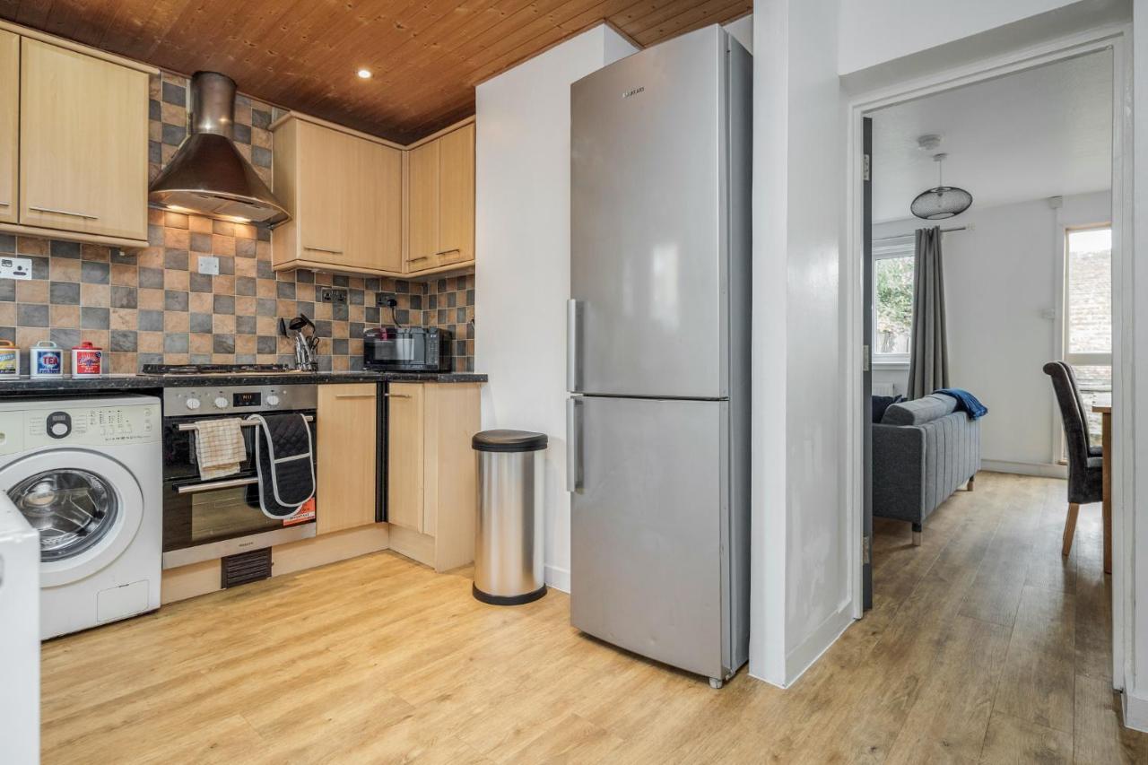 Carlile House - 5 Bedroom, Sleeps 8, Free Parking, 2 Bathrooms By Damask Homes Holiday home London