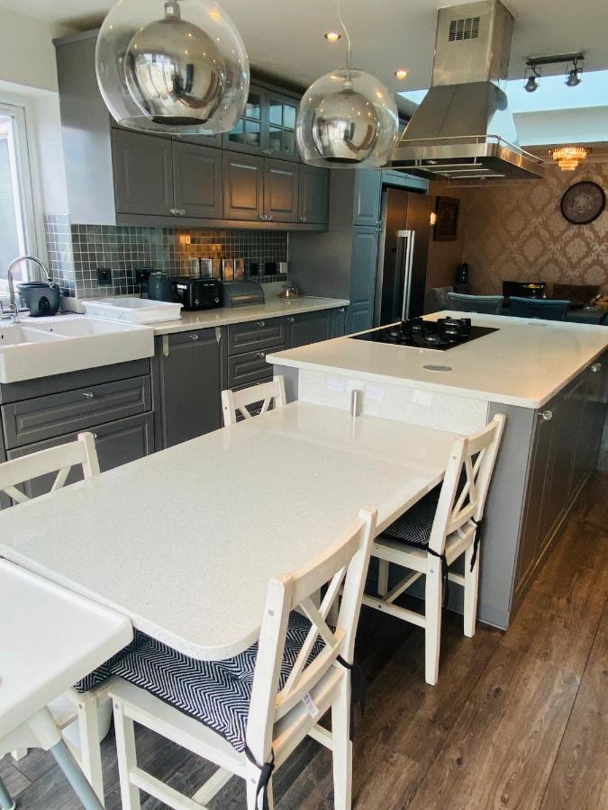 Hameway House- Stunning 4 Bedroom House With A Spacious Kitchen Feriehus London
