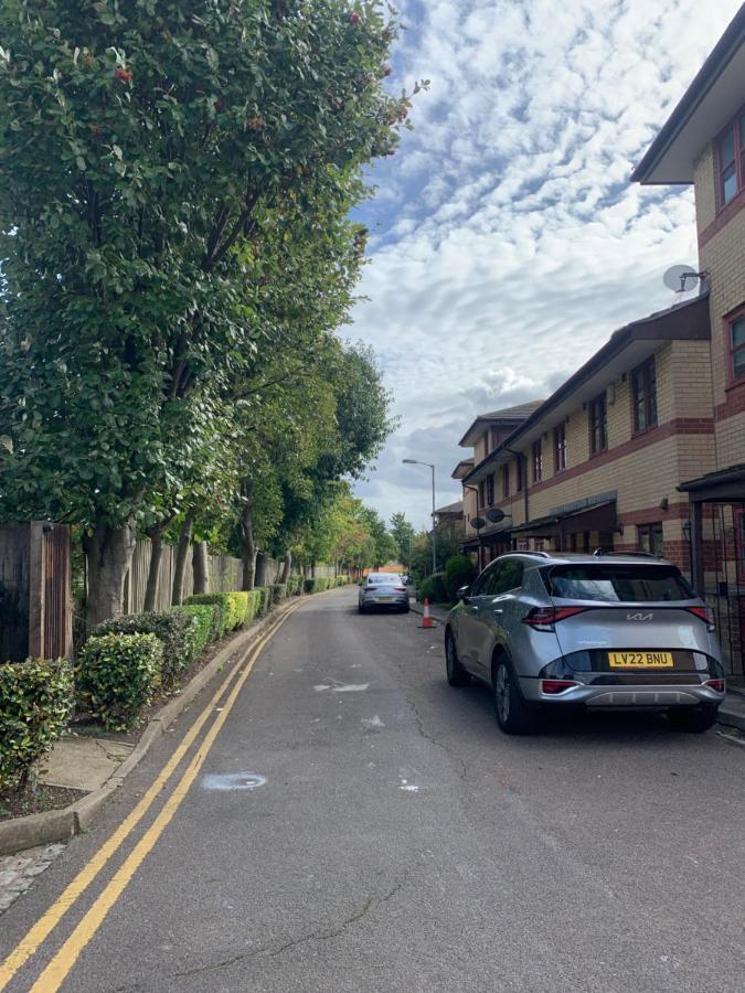 Apartment Large, Spacious 3 Bedroom Sleeps 6, For Contractors And Holidays In Lewisham, Greater - 1 Free Parking Space & Free Wifi *