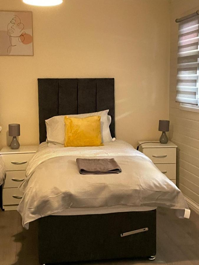 Apartment Large, Spacious 3 Bedroom Sleeps 6, For Contractors And Holidays In Lewisham, Greater - 1 Free Parking Space & Free Wifi London