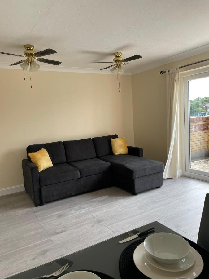 Large, Spacious 3 Bedroom Sleeps 6, For Contractors And Holidays In Lewisham, Greater - 1 Free Parking Space & Free Wifi *