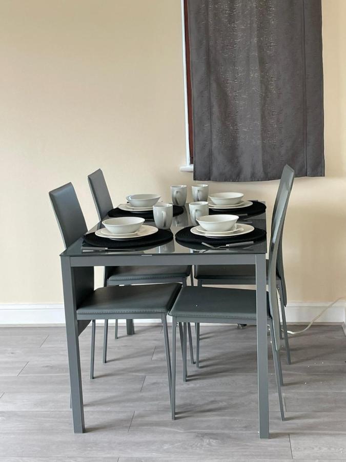 Large, Spacious 3 Bedroom Sleeps 6, For Contractors And Holidays In Lewisham, Greater - 1 Free Parking Space & Free Wifi London