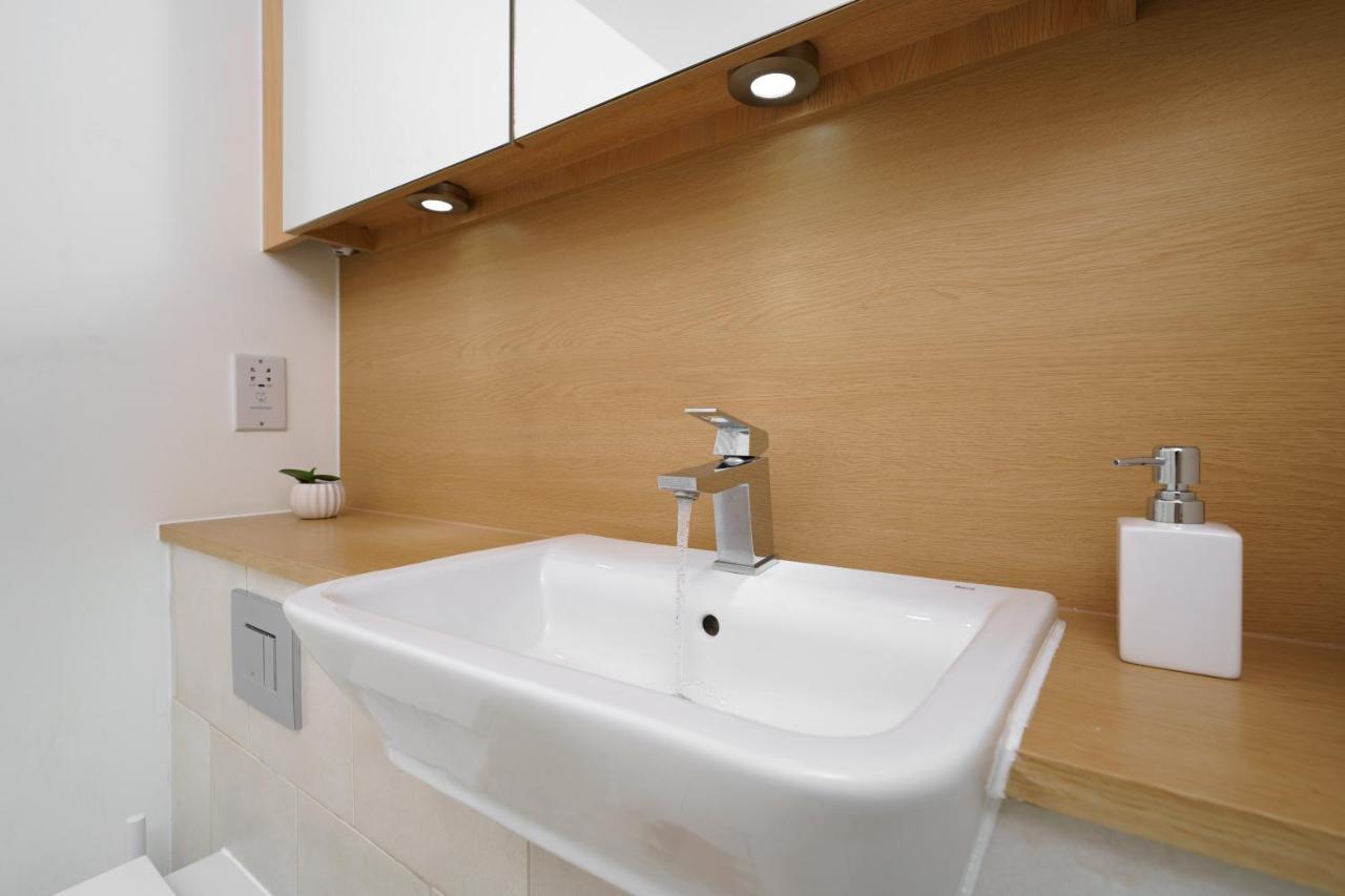 Leilighet Stylish Fully-equipped One Bedroom With Extra Sofa Bed, Free Secure Parking, Onsite Gym, 24hr Security & Concierge *
