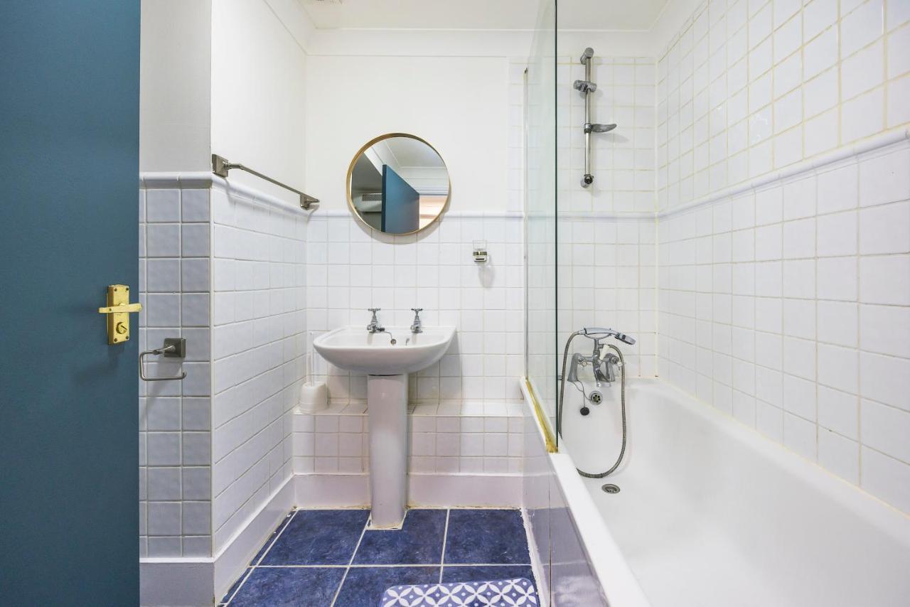 Docklands Wharf Apartments, Near O2 And Excel Appartement Londen