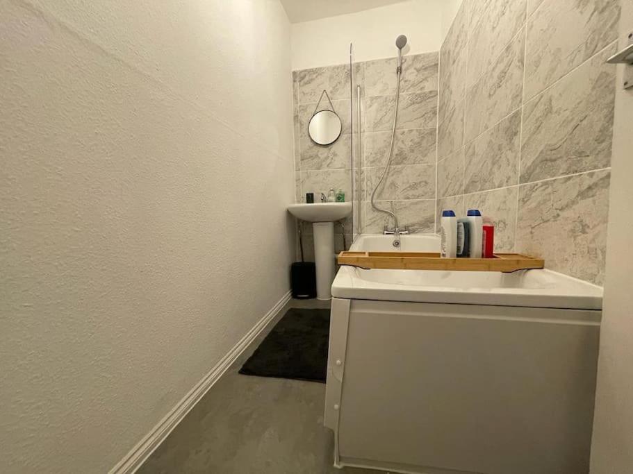 Beautiful 2 Bedroom On Tower Bridge Leilighet