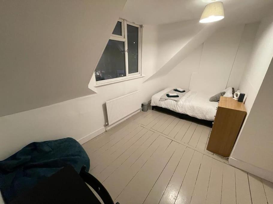 Beautiful 2 Bedroom On Tower Bridge Leilighet London
