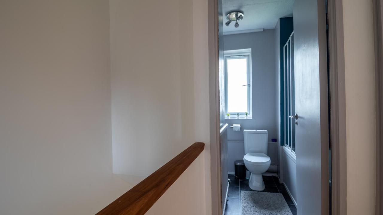 Bridge 3 Bedroom House With Reception Room, Office And Private Garden Londen