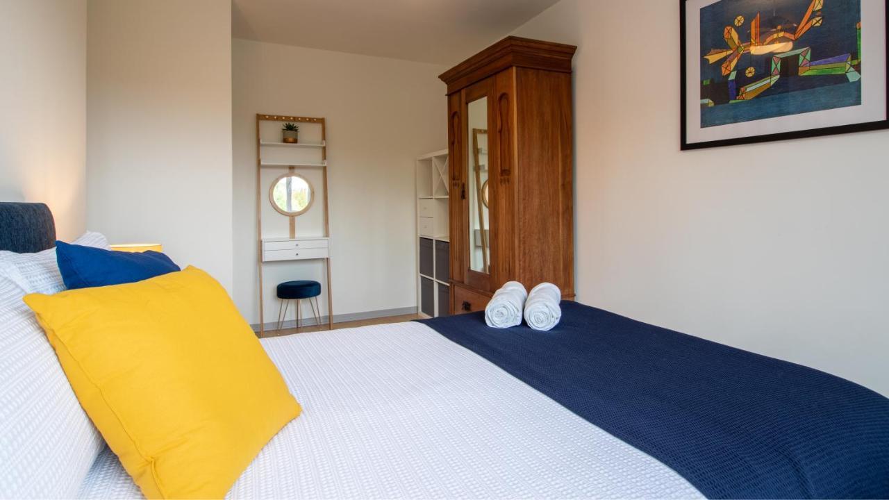 Bridge 3 Bedroom House With Reception Room, Office And Private Garden Londen