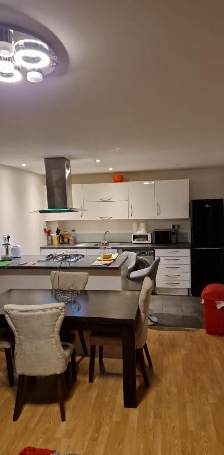 Docklands 2 Bedroom 2 Bath Apartment London