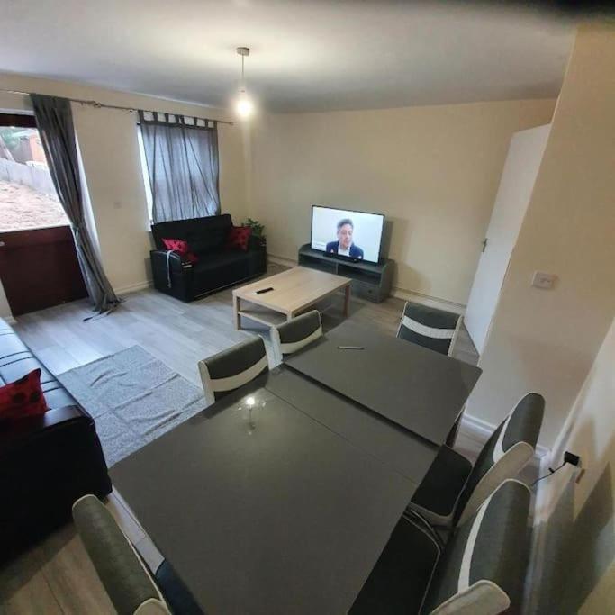 Close To Central - 4 Bedroom House, 8 Beds, Sleepps 14, Free Parking Vakantiehuis Londen