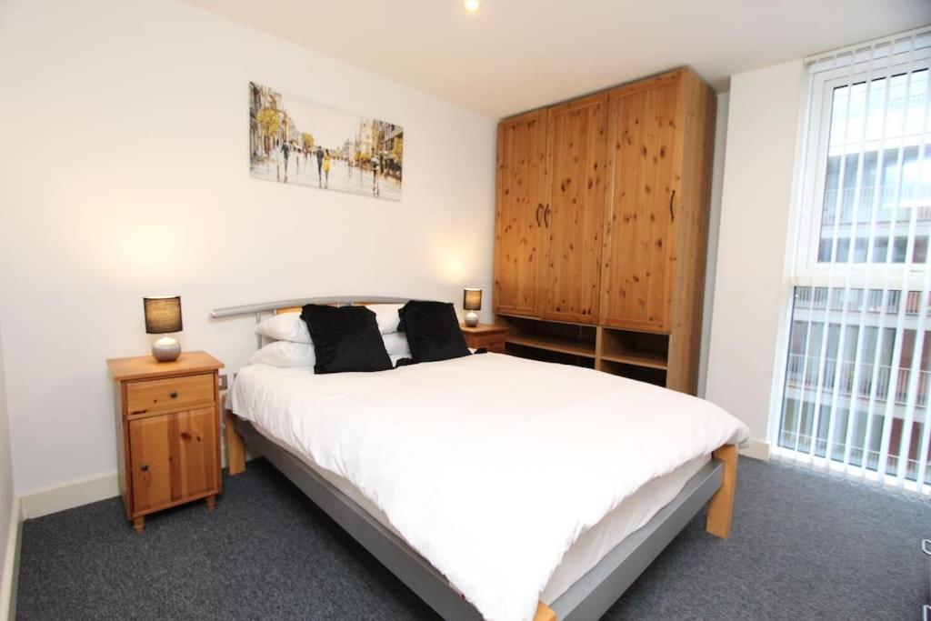 Cozy And Spacious 1 Double Bedroom Located By Excel- E16 *