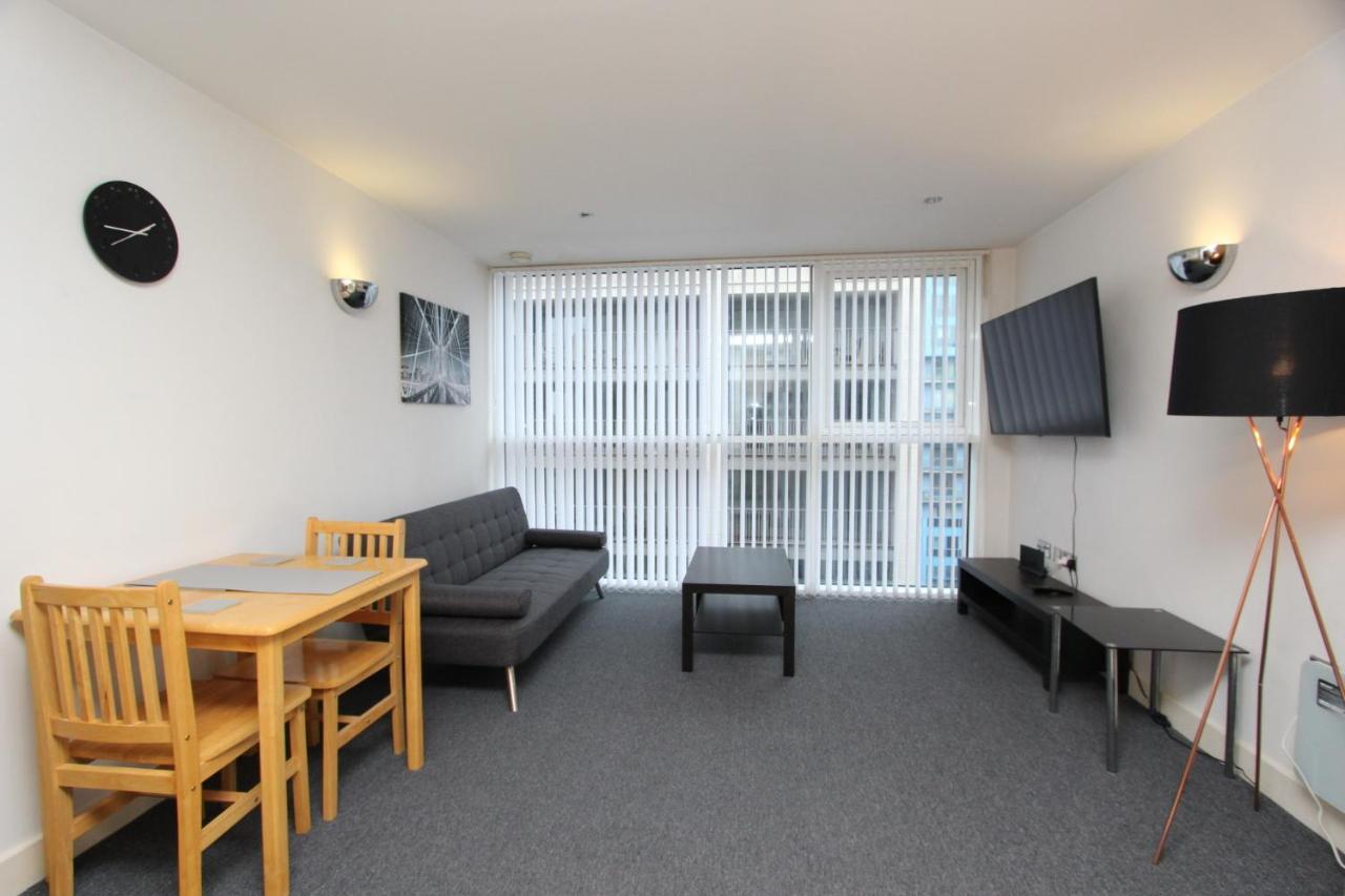 Apartment Cozy And Spacious 1 Double Bedroom Located By Excel- E16 *