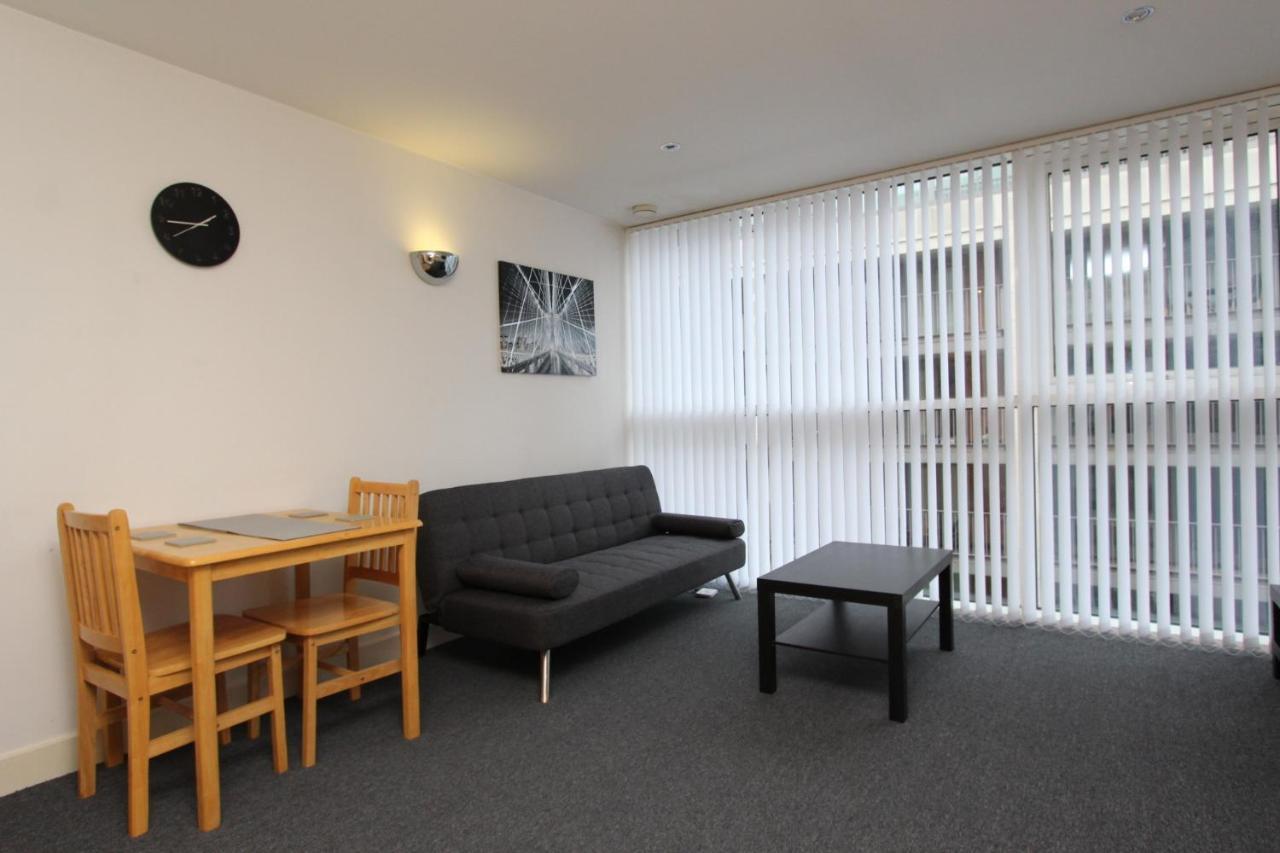 Cozy And Spacious 1 Double Bedroom Located By Excel- E16 *