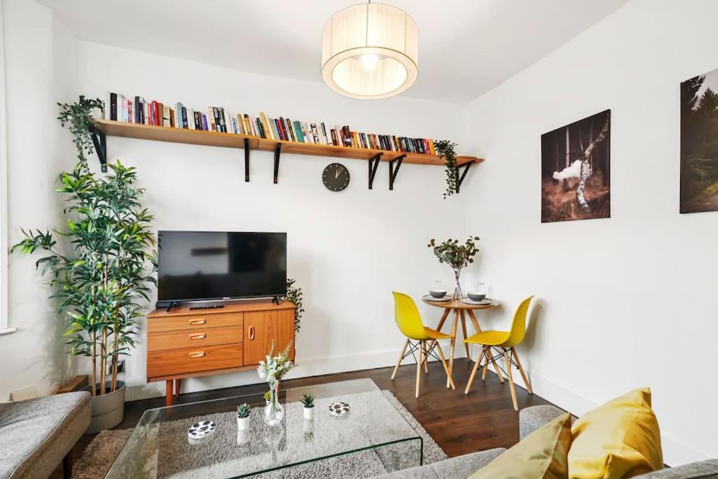 2 Bed Garden Flat Leyton Village Apartment London