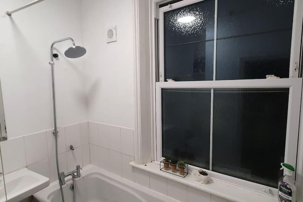 2 Bedroom Flat In Lewisham Sleep 8 Guest * Londen