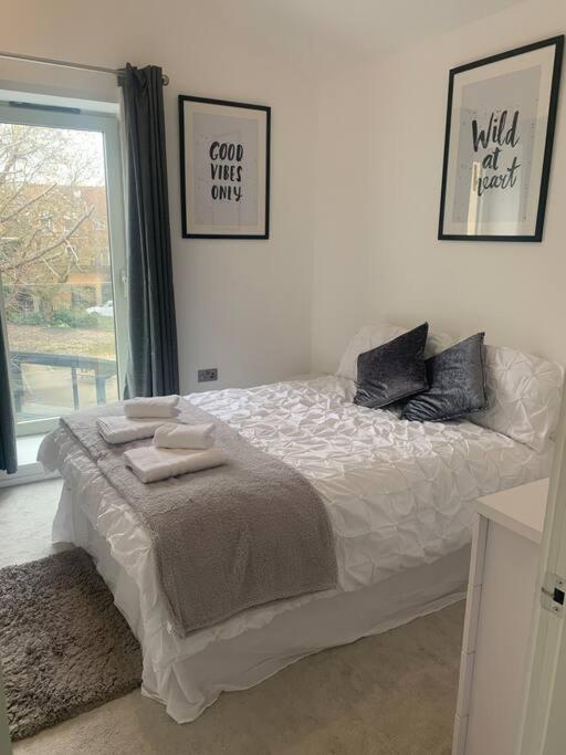 Dockside Sleeps 8, Uber Boat To Canary Wharf In 3 Mins Holiday home *