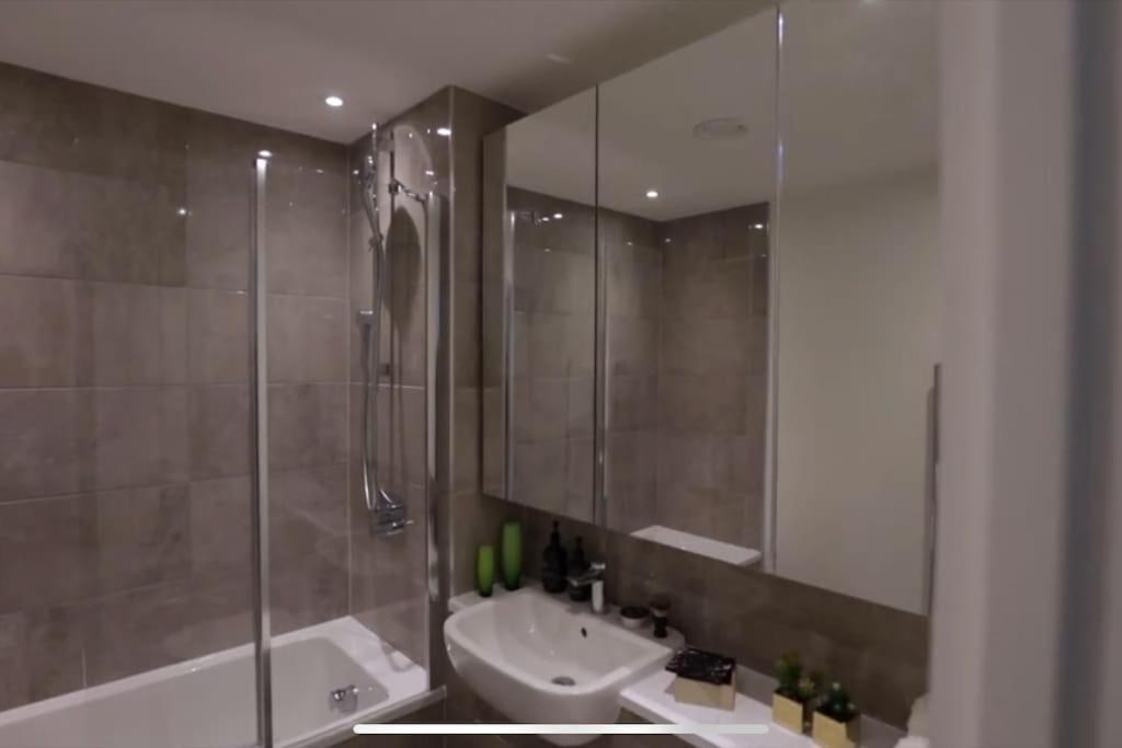 Luxury 1 Bedroom East