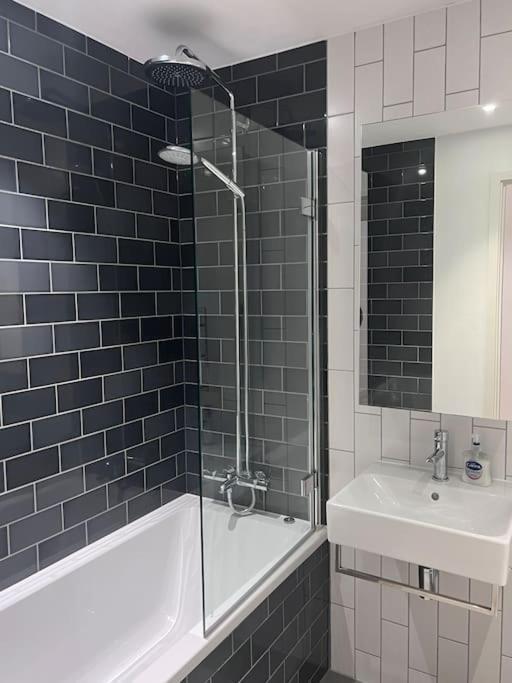 Lovely 2 Bed In Royal Wharf Appartement Londen