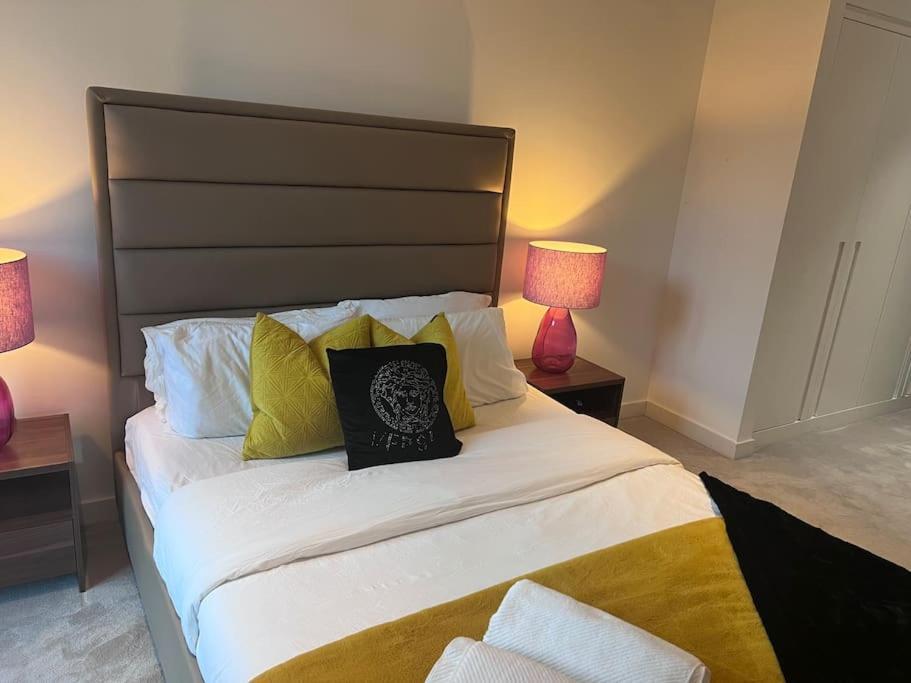 Appartement Lovely 2 Bed In Royal Wharf Londen