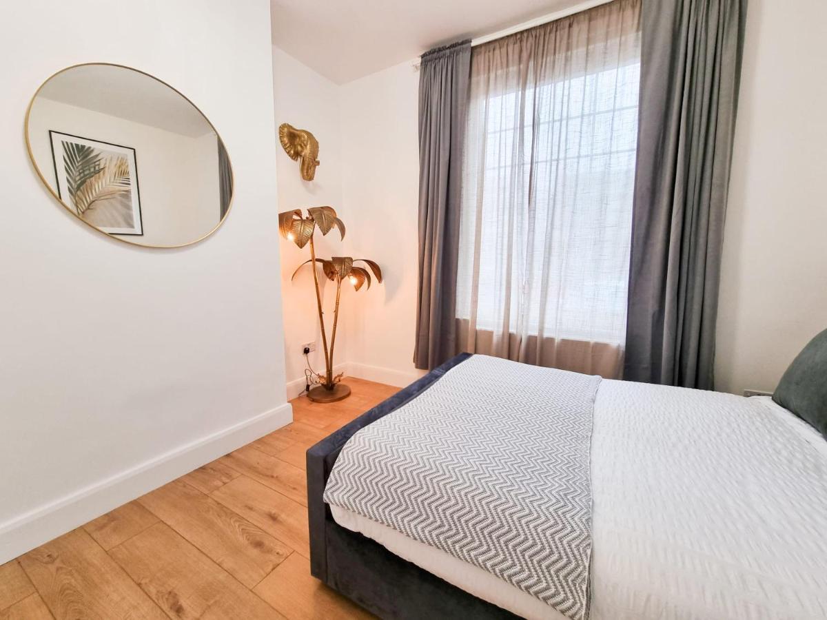 Designer Flat With Parking Near Peckham & Brixton Apartment *