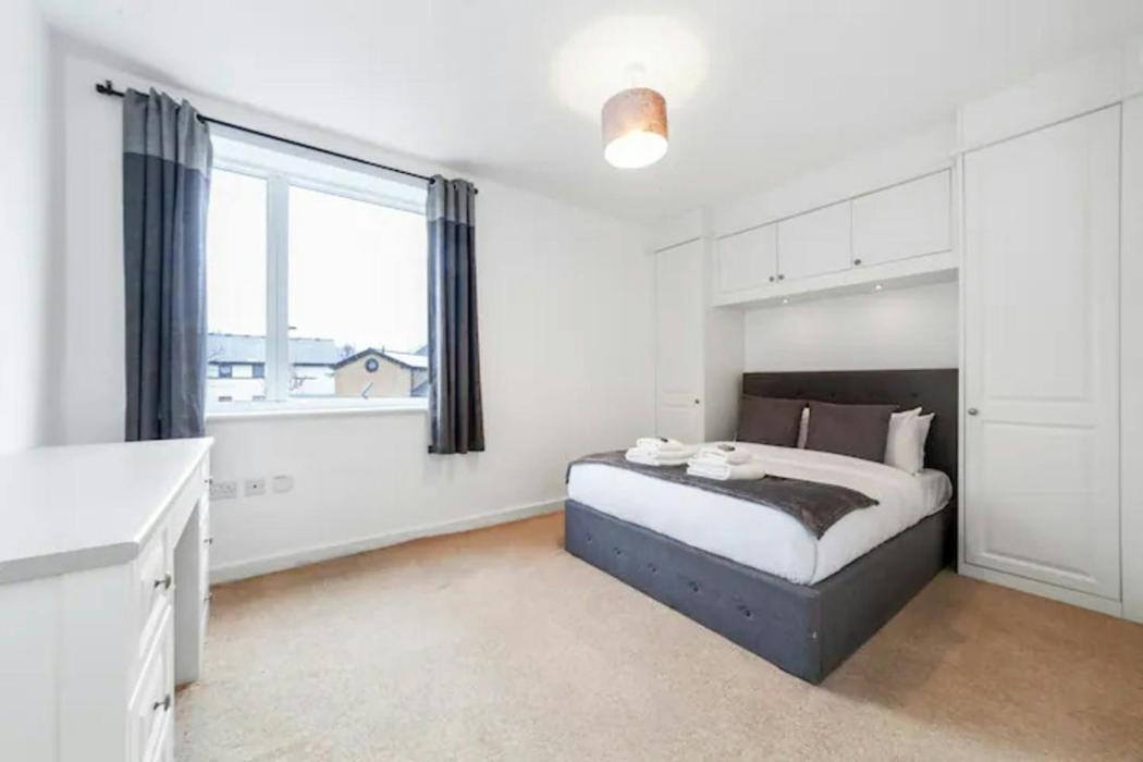 Apartment Stunning Double Bed Flat With Private Balcony & Free Parking