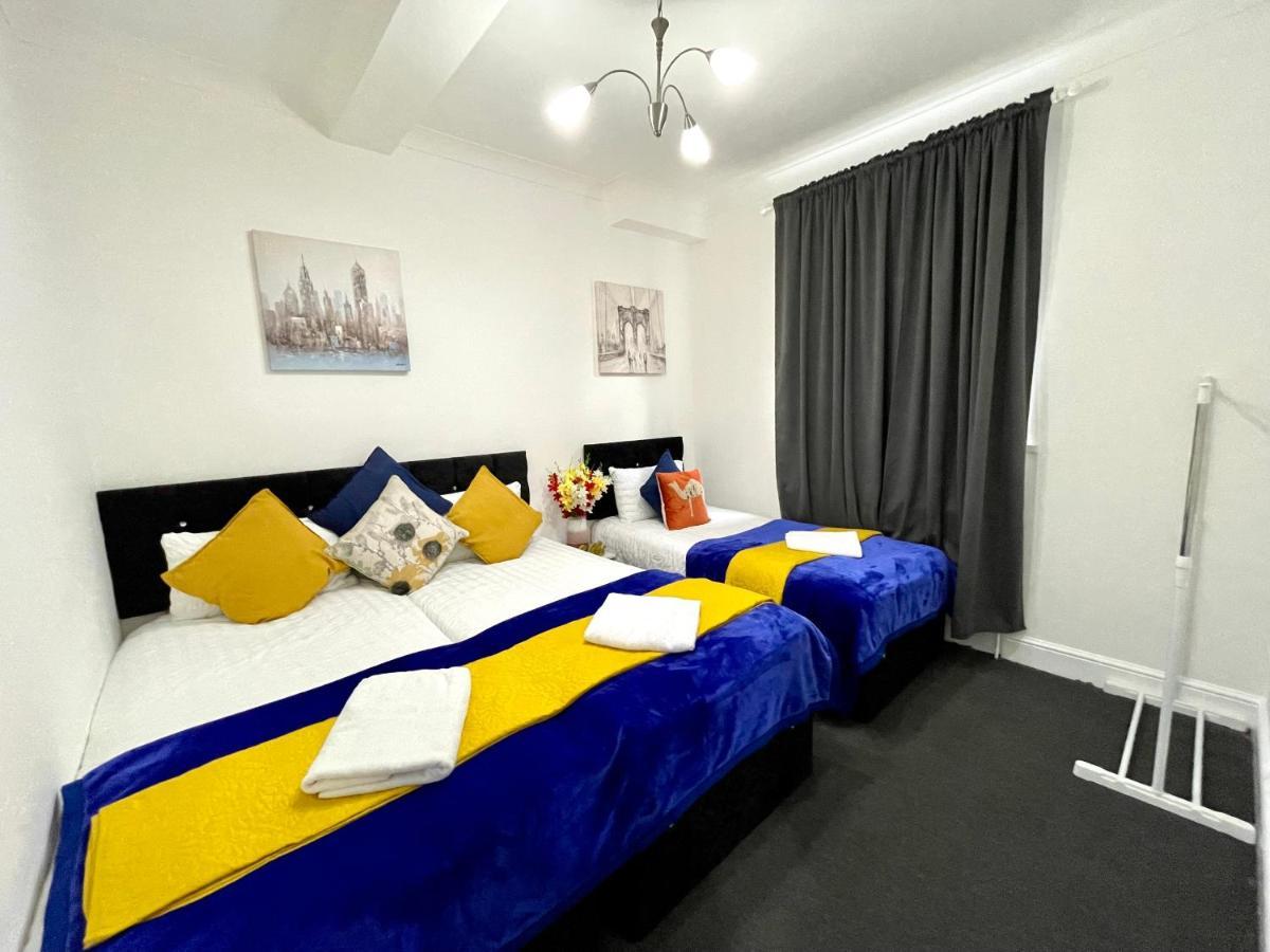 4 Bedrooms House, 3 Bathrooms , Separate Reception, Full Kitchen, Garden, Parking Feriehus