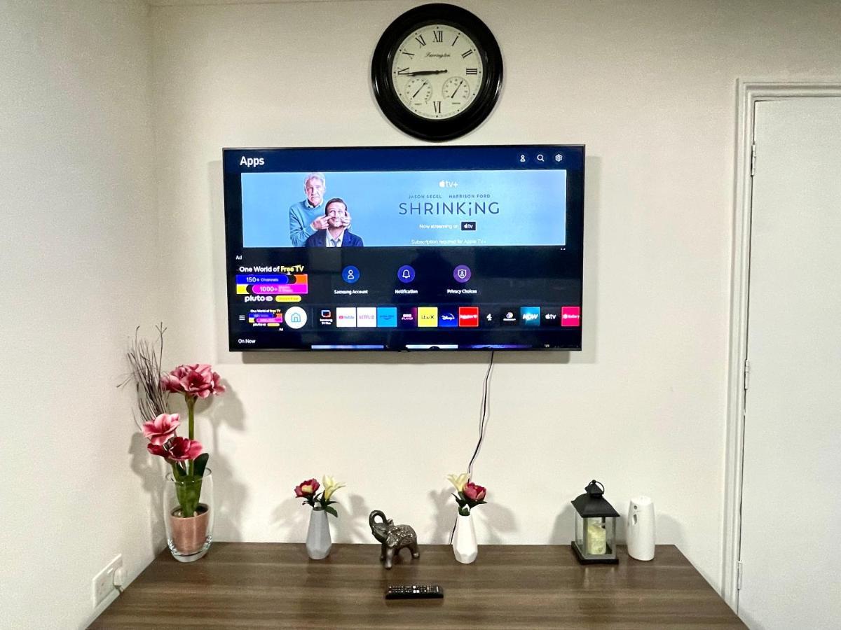 Feriehus 4 Bedrooms House, 3 Bathrooms , Separate Reception, Full Kitchen, Garden, Parking London