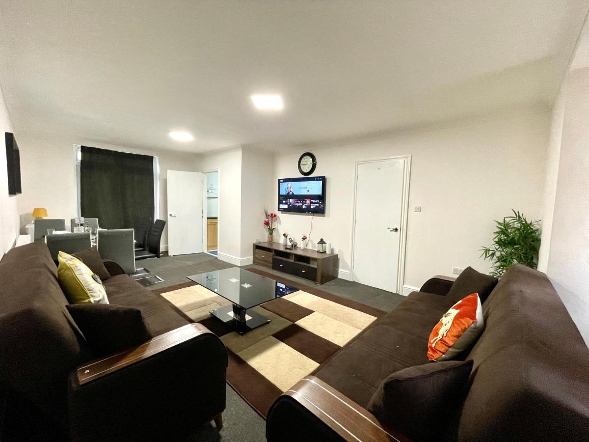 Feriehus 4 Bedrooms House, 3 Bathrooms , Separate Reception, Full Kitchen, Garden, Parking *