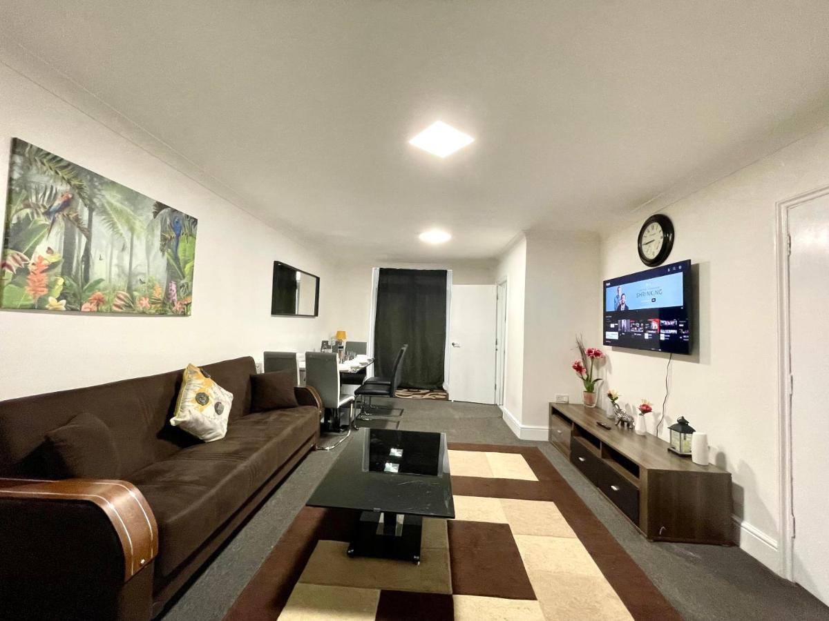 Feriehus 4 Bedrooms House, 3 Bathrooms , Separate Reception, Full Kitchen, Garden, Parking *