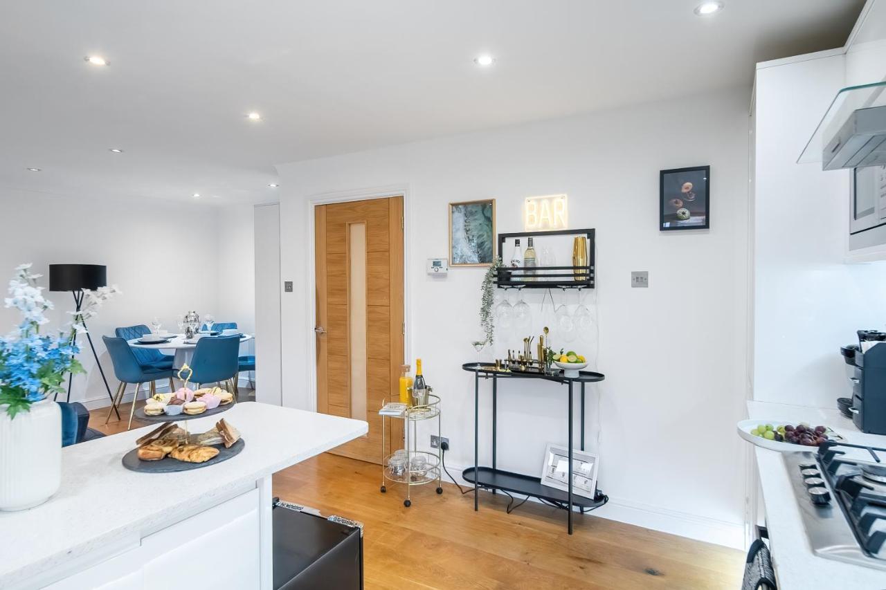 Apartment Chic 3 Bed Near Bridge With Balcony London